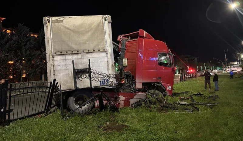 Bingöl`de kazadan kaçan tır refüje girdi