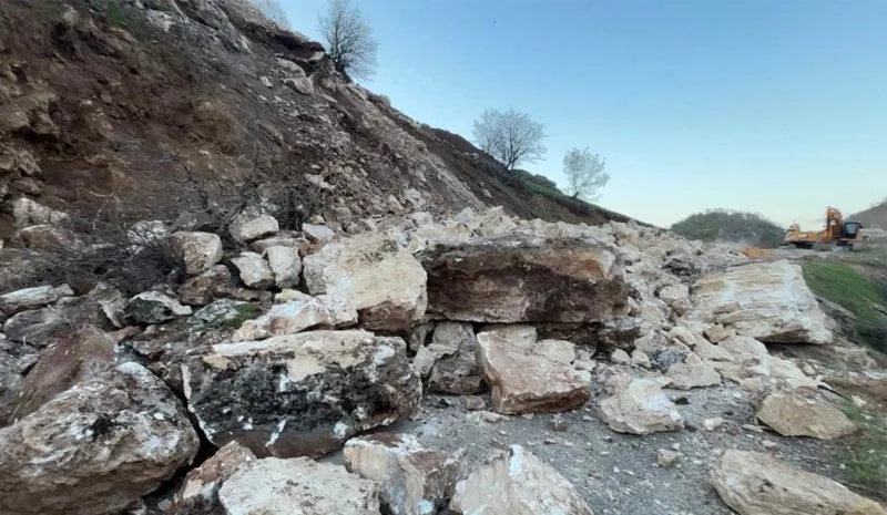 Bingöl`de Heyelan Köy Yolunu Ulaşıma Kapattı