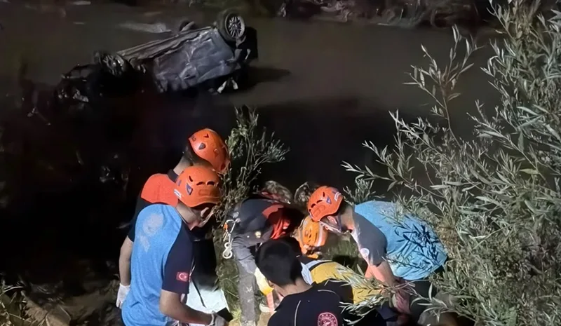 Bingöl`de araç uçuruma yuvarlandı: 1 kişi hayatını kaybetti