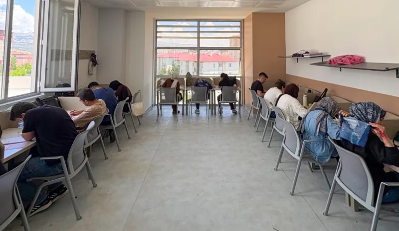 Bingöl Belediyesi Gençlik Merkezi sınav maratonunda gençlerin yanında