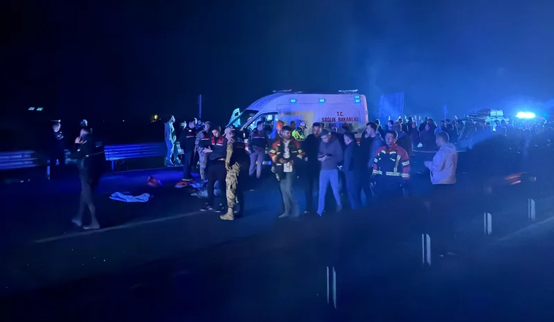 Genç Köprüsü`nde feci kaza: 2 ölü, 2 yaralı