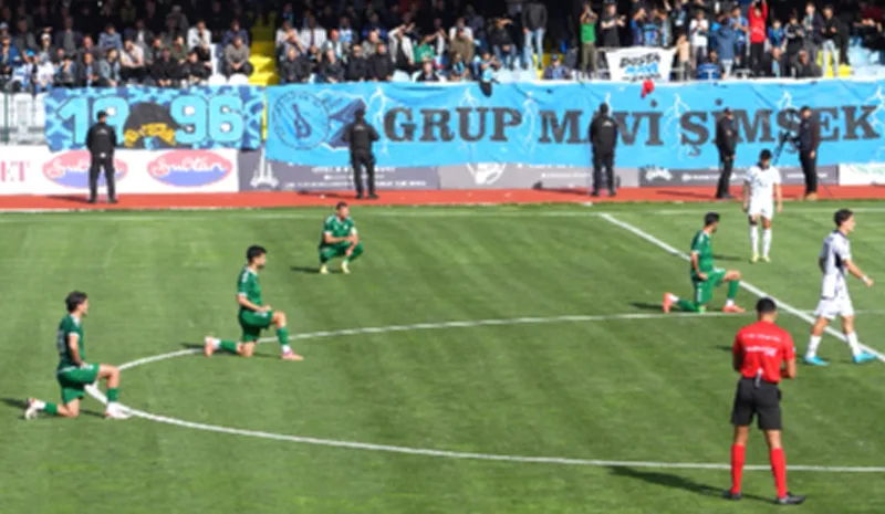 Protesto ile başlayan maçta 4 gol!