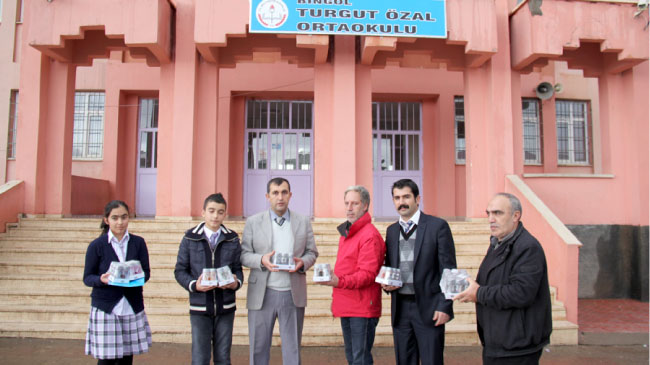 Akut`tan öğrencilere suluboya