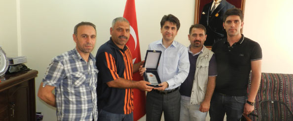 Binhad`dan, aydın`a teşekkür plaketi