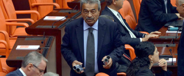 Boş gaz bombalarını yılmaz`a uzattı