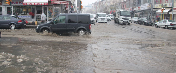 Caddeler sular altında kaldı