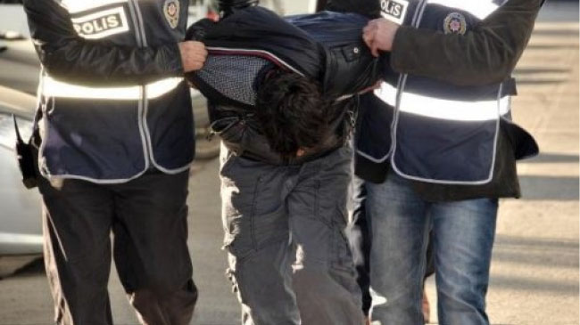 Çaldığı kıymayı köpeklere kaptırdı