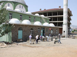 Cami bahçeleri güzelleşmeye devam ediyor