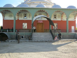 Camii bahçesine kilitli parke taşı