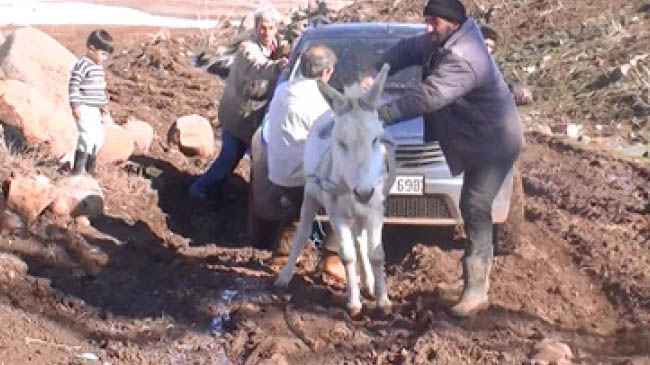 Çamura saplanan otomobili merkeple çıkardılar