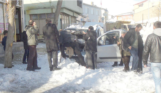 Çatıdan düşen kar maddi hasar oluşturdu