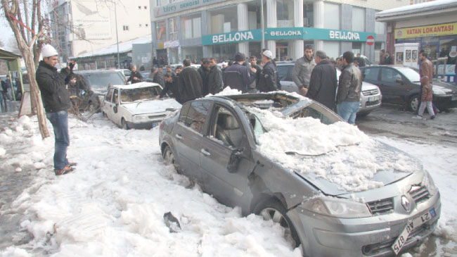 Çatılardan düşen kar 6 aracı hurdaya çevirdi