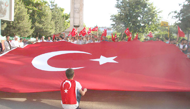 Dev bayraklı protesto
