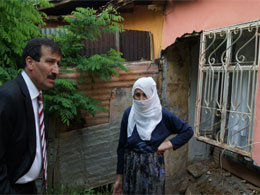 Evi yıkılan aileye belediye sahip çıktı