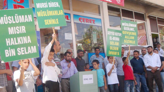 Gençliler, mısır`daki darbe yönetimine lanet yağdırdı