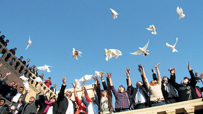 Güvercinler `barış` için uçuruldu