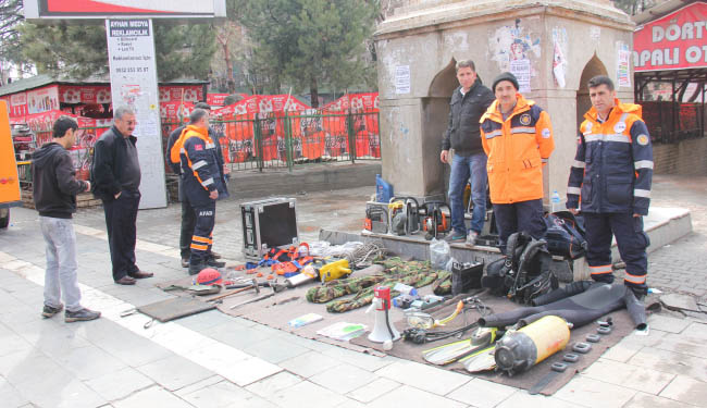 Halk depremi unuttu!