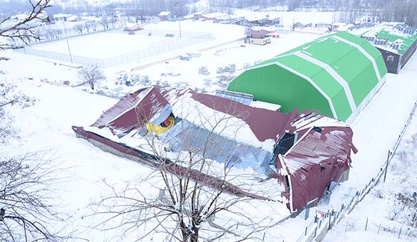 Havuz çatısı çöktü