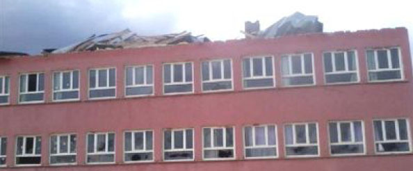 Hortum okulun çatısını uçurdu