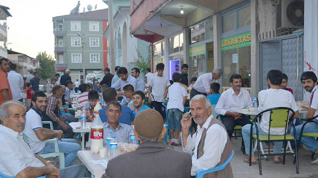 Hüda par`dan genç iftarı