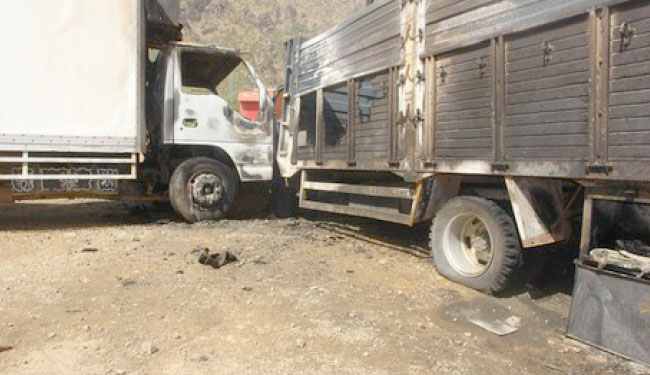 Iki kamyon ateşe verildi