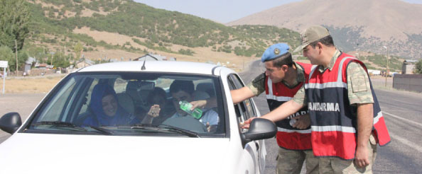 Jandarma yolda bayramlaştı