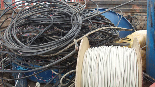 Kablo hırsızları yakalandı