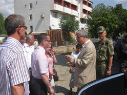 Kaçırılan memur için hastaneyi ziyaret etti