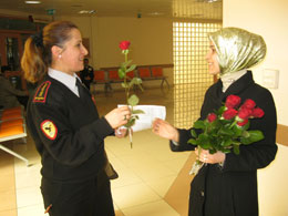 Kadınlara gül ve karanfil dağıttılar