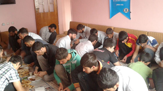 Kalem der`den öğrencilere yemek