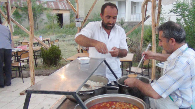 Kar-der iftar çadırı açtı