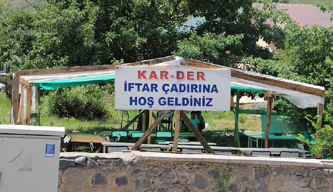 Kar-der iftar çadırı kurdu