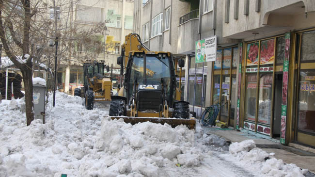 Kar temizleme çalışmaları devam ediyor