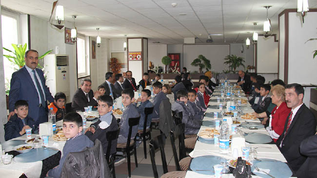 Kardeşler yemekte buluştu!