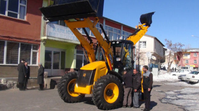 Karlıova belediyesi`ne yeni iş makinesi
