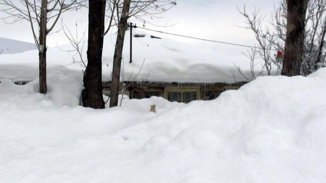 Karlıova`da çatıda biriken kar uyarısı