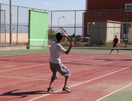 Kort tenisinde birincilik için ter döktüler