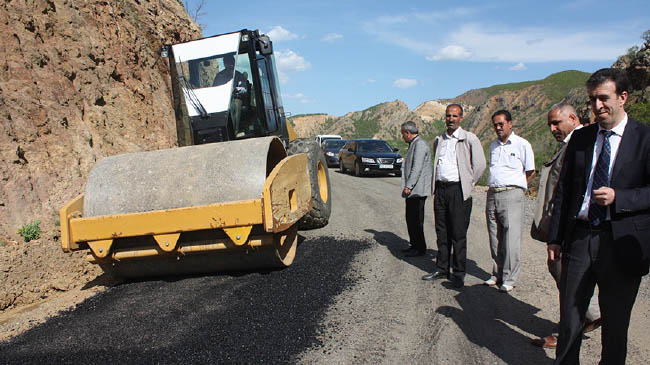 Köy yolları sıcak asfalta onarılıyor