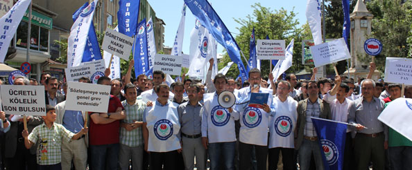 Memurlar iş bırakıp, meydanlara indi