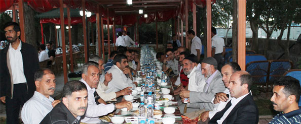 Merhamet eli`nden iftar yemeği