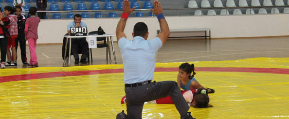 Minik güreşçiler dostluk için mindere çıktı