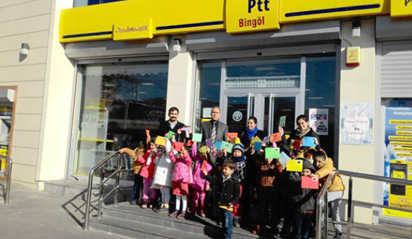 Minik öğrenciler mektupla haberleşiyor