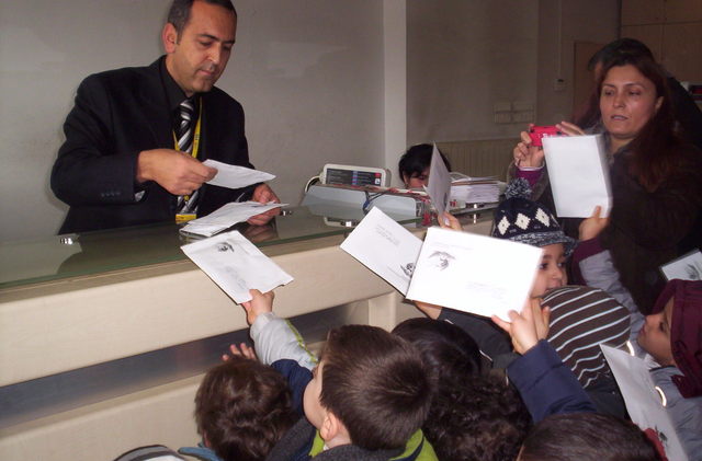 Miniklerden ailelerine yılbaşı kartı