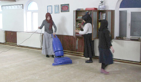 Öğrencilerden cami temizliği