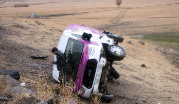 Öğrencileri taşıyan araç devrildi: 23 yaralı