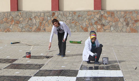 Okul bahçesini oyun alanına çevirdiler