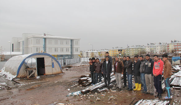 Parasını alamayan işçiler ortada kaldı