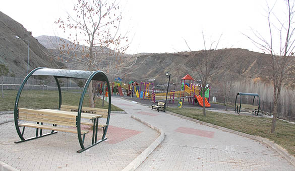 Parklara oturma bankları yerleştirildi