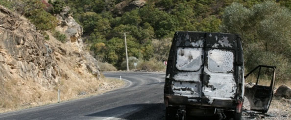 Pkk, karakola malzeme götüren kamyoneti yaktı