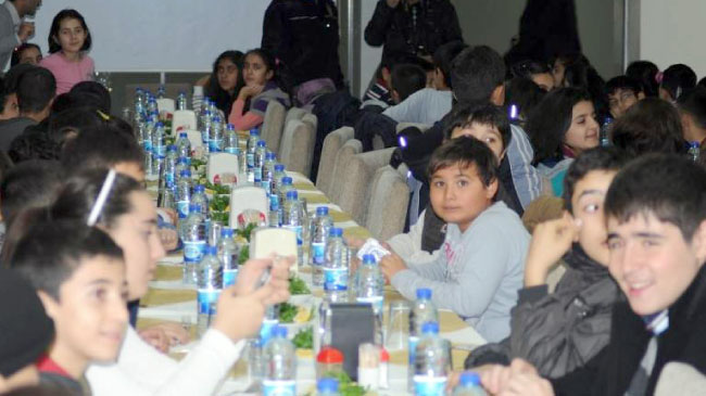 Polis çocuklarına coşkulu kutlama